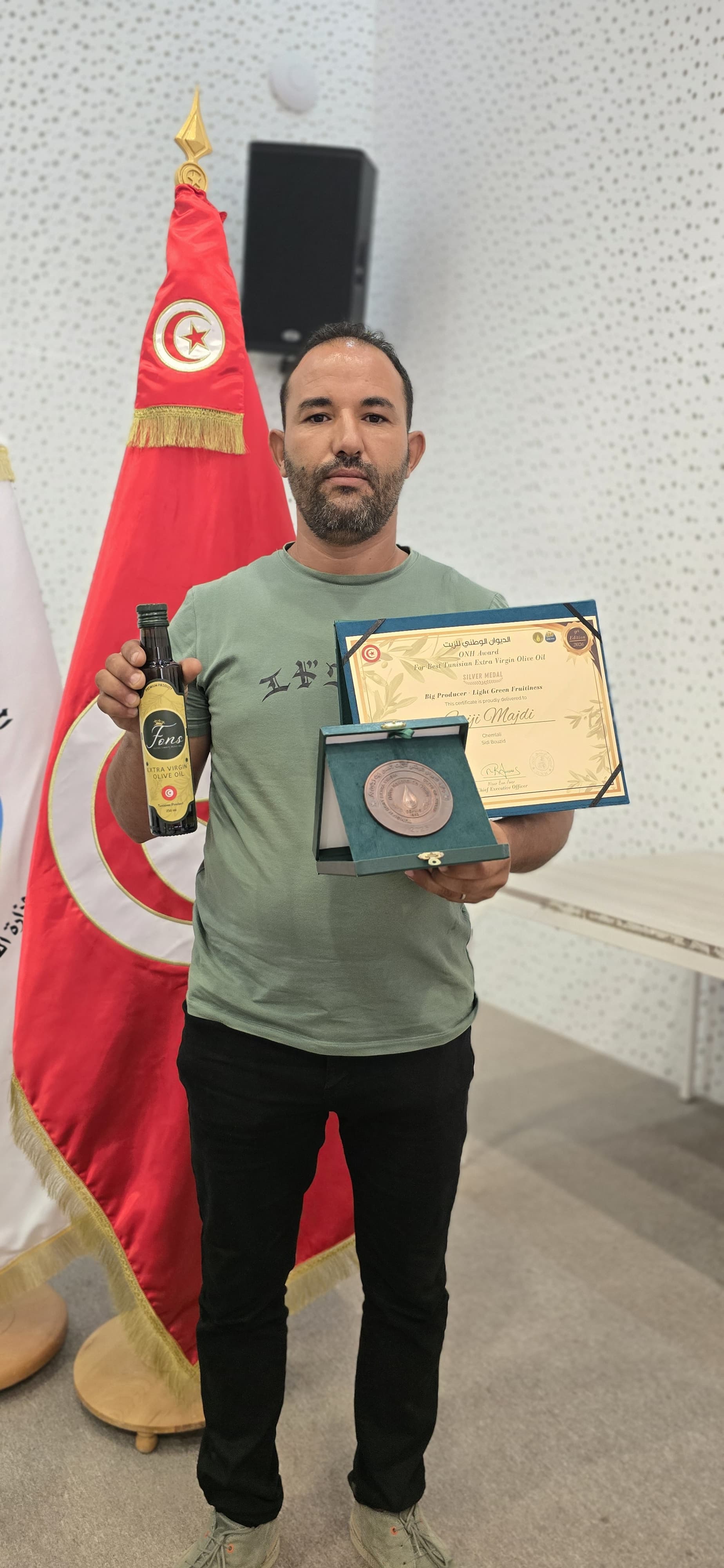 M. Majdi Friji recevant la Médaille d'Excellence pour l'huile d'olive FONS